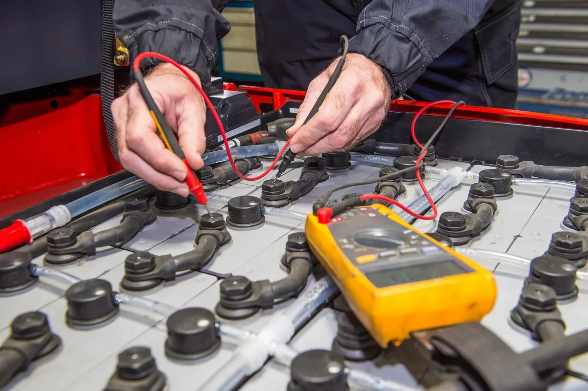 Mobil Servis Aracı ile İşletmenizde İstif Makinesi Onarımı 2 İstif Makinelerinde En Sık Karşılaşılan Arızalar ve Çözümleri