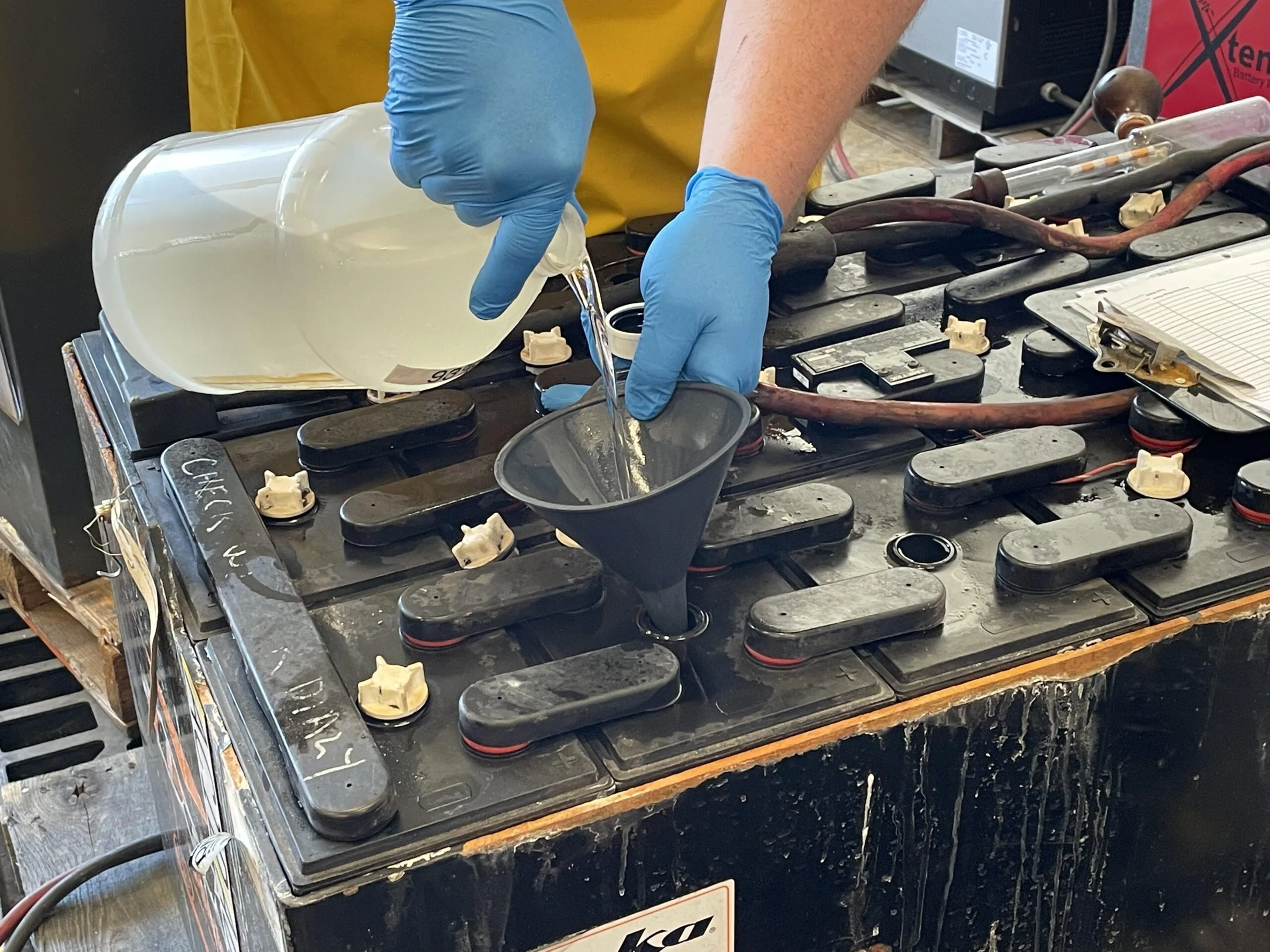 Akü Saf Su Cihazı Kullanımı ve Önemi 2 Akü Saf Su Cihazı Kullanımı ve Önemi